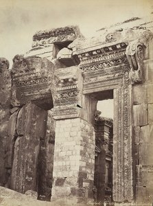 Ingång till Jupiters tempel eller Solens tempel, i den arkeologiska zonen Heliopolis eller Baalbek, antika syriska staden, nu Libanon av Félix Bonfils