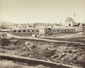 Panoramautsikt över ett befolkat område med en moské, i Israel av Félix Bonfils