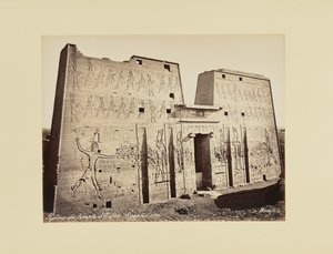 Pylon vid templet i Edfu (Egypten) av Félix Bonfils