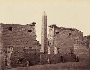 Luxortemplet: obelisk och pylon [Thebe] av Félix Bonfils