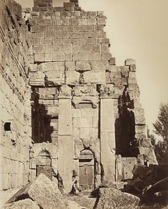 Propylaea av Jupiters tempel eller Solens tempel, i den arkeologiska zonen Heliopolis eller Baalbek, forntida syrisk stad, nu Libanon av Félix Bonfils