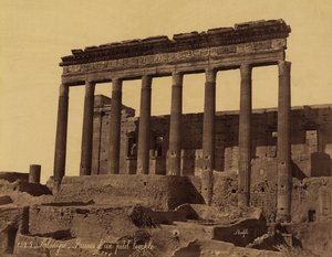 Fristående pelargång framför ett tempel i Palmyra, Syrien av Félix Bonfils