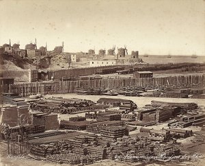 Gård för byggmaterial, väderkvarnar är i bakgrunden, i Alexandria, Egypten av Félix Bonfils