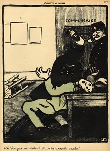 En polis slår en man med en flaska på en polisstation, från 