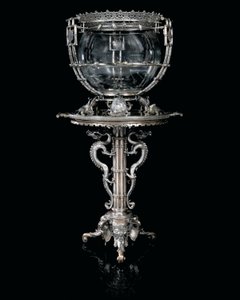 Ett franskt "Japonisme" akvarium och piedestal av silver i brons, av Ferdinand Barbedienne, design tillskriven Édouard Lièvre, ca 1880 (försilvrad brons)