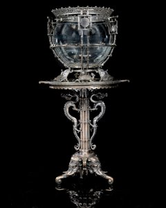 Ett franskt "Japonisme" akvarium och piedestal av silver i brons, av Ferdinand Barbedienne, design tillskriven Édouard Lièvre, ca 1880 (försilvrad brons)