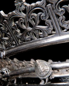 Ett franskt "Japonisme" akvarium och piedestal av silver i brons, av Ferdinand Barbedienne, design tillskriven Édouard Lièvre, ca 1880 (försilvrad brons)