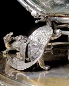 Ett franskt "Japonisme" akvarium och piedestal av silver i brons, av Ferdinand Barbedienne, design tillskriven Édouard Lièvre, ca 1880 (försilvrad brons)