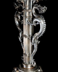 Ett franskt "Japonisme" akvarium och piedestal av silver i brons, av Ferdinand Barbedienne, design tillskriven Édouard Lièvre, ca 1880 (försilvrad brons)