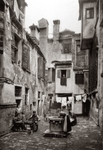 En innergård omgiven av byggnader i Venedig, c.1880