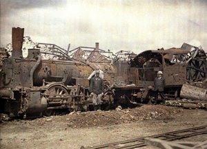 Utbrända lokomotiv och järnvägsvagn framför ruinerna av det hårt skadade Vauxrot-destilleriet, Cuffies, Aisne, Frankrike, 1917 (autokrom)