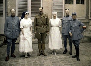 Franska militärläkare och sjuksköterskor framför Saint-Paul-sjukhuset, Soissons, Aisne, Frankrike, 1917 (autokrom) av Fernand Cuville