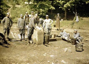 Grupp franska soldater som tvättar vid en brunn, Soissons, Aisne, 1917 (autokrom) av Fernand Cuville