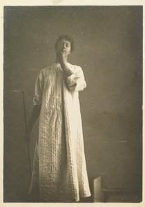 Kvinna i skjorta, handen framför munnen av Fernand Khnopff