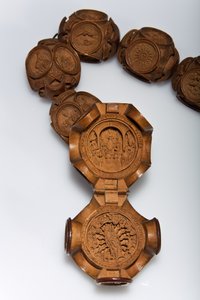 Henrik VIII:s radband, detalj av den öppna Pater-pärlan (buxbom) av Flemish School