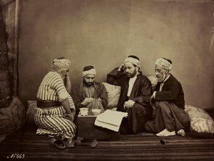 Album Damas et Baalbek : En grupp syrier som sitter runt ett bord av Félix Bonfils