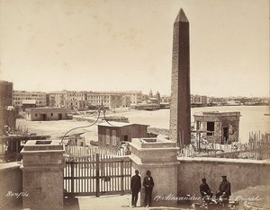 Alexandria, Egypten: Obelisken av Cleopatra, med fyra män som poserar för fotografiet av Félix Bonfils