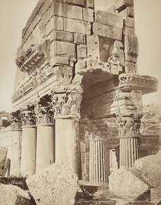 Detalj av pronaos av Bacchustemplet, i den arkeologiska zonen Heliopolis eller Baalbek, forntida syrisk stad, nu Libanon av Félix Bonfils