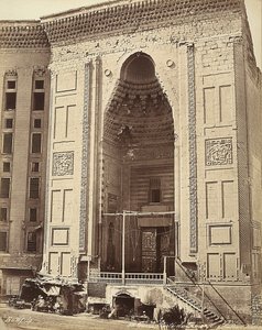 Dörren till moskén av Sultan Hassan, i Kairo, Egypten av Félix Bonfils