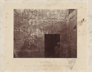 Man i en dörröppning i Ramses III-templet i Egypten Skulpturer i Ramses III-templet, på baksidan av den andra gården, till höger (Karnak) - Thebe (titel på objektet) Egypten (serietitel på objekt) av Félix Bonfils