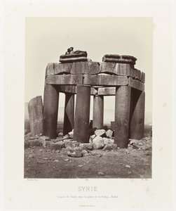 Man op av qubba van Douris, nära Baalbek Syrien. Cupola of Douris, i Bekàa-slätten - Balbek (titel på objektet) Forntida arkitektur: Egypten, Grekland, Mindre Asien: Fotoalbum (serietitel) av Félix Bonfils
