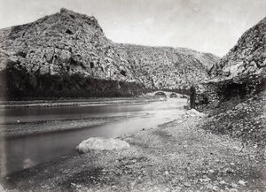 "Nahr el-Kalb" (hundens flod) bland bergen i Libanon, nära Beirut, i Palestina