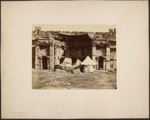 Rektangulär domstol, Baalbek av Félix Bonfils