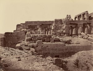 Ruinerna av templets 3:e pylon (sydöstra) vänstra sidan (Karnak) Thebe av Félix Bonfils