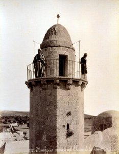 Två muezziner kallar de troende till bön från toppen av en minaret av Félix Bonfils
