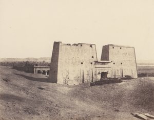 Edfu Apollonopolis Magna, General View of the Temple, 1851-52, tryckt 1853-54. av Félix Teynard