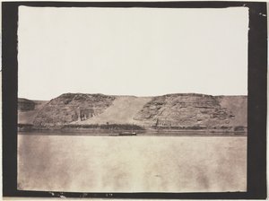 Allmän vy av monument uthuggna i berggrunden med fotografens Dahabieh. Abu Simbel av Félix Teynard
