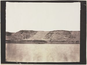 Allmän bild av monument uthuggna i berggrunden med fotograferna Dahabieh. Abu Simbel, 1851-1852. av Félix Teynard