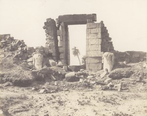 Karnak Thebe, First Pylon - Ruins of the Gate and the Colossi, ..., 1851-52, tryckt 1853-54. av Félix Teynard