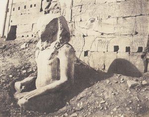 Karnak Thebe, Third Pylon - Colossus of Limestone Spath, i D, 1851-52, tryckt 1853-54. av Félix Teynard