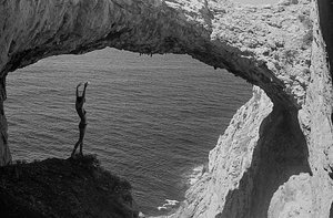 Badare i en grotta vid Capo Zafferano av Fosco Maraini