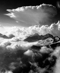 Klättring upp på Breithorn, toppen av Monte Rosa-kedjan. av Fosco Maraini