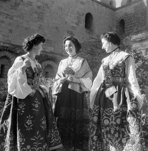Grupp av kvinnor i traditionell klädsel i Piana de 