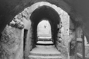 Väg i soukerna i Gamla stan i Jerusalem av Fosco Maraini