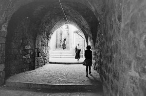 Väg i soukerna i Gamla stan i Jerusalem