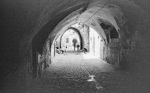 Väg i soukerna i Gamla stan i Jerusalem av Fosco Maraini