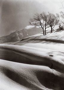 Sensuell snö (i bakgrunden Mount Ashibetsu, 2100 m) av Fosco Maraini