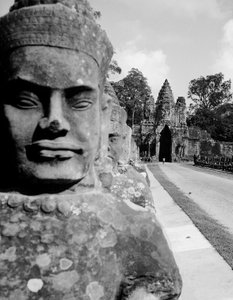 Staty på tillträdesgatan i Angkor Thorn in Cambogia