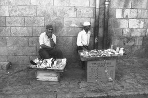 Gatuförsäljare på en gata i Jerusalem av Fosco Maraini