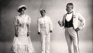 Florence Jameson, Reginald Switz och Alfred Clarke i en scen från The Blue Moon, 1900-talet.