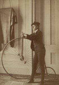 Inne i huset med en Penny Farthing-cykel, ca 1890 (sepiafoto) av Frances Benjamin Johnston