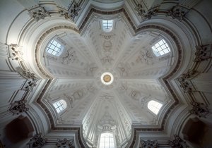 Interiörvy av kupolen av kyrkan St Ivo alla sapienza av Francesco Borromini