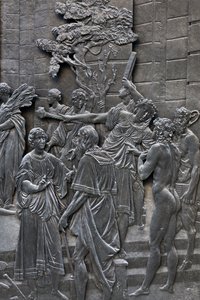 Bas som representerar Alessandro Farnese som tar emot ambassadörerna för drottning Elisabeth av England, detalj av statyn av Alessandro Farnese av Francesco Mochi