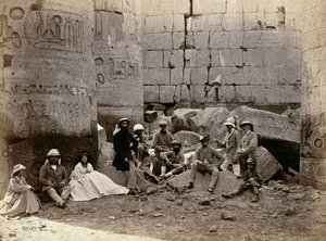 Gruppfotografi i Hall of Columns, Karnak, Thebe, 1862