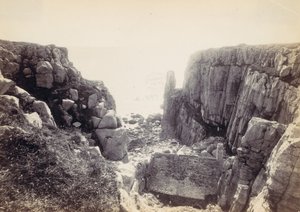 [Rocky Inlet with Seascape], 1870-talet. av Francis Bedford