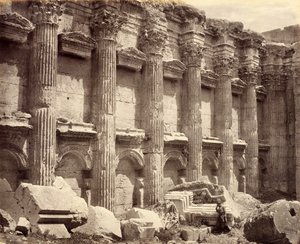 Den norra väggen i Jupitertemplets interiör, med de räfflade kolonnerna, Baalbek